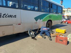 Acidente entre ônibus e motocicleta deixa ferido em rotatória do centro 