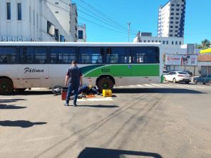 Acidente entre ônibus e motocicleta deixa ferido em rotatória do centro 