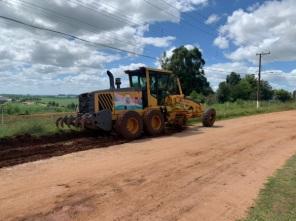 Prefeitura conta com a ajuda de produtores rurais para recuperar estradas