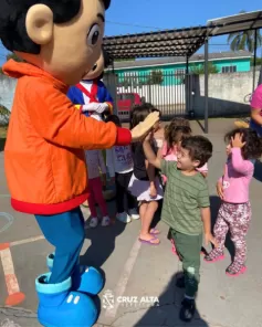 Turminha do Erico segue roteiro de entregas do Gibi nas escolas municipais