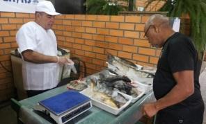 Feira do Peixe inicia com excelente movimento; vendas seguem até sexta