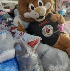 Agasalhos e alimentos foram arrecadados no drive-thru da Brigada Militar