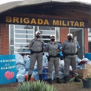 Agasalhos e alimentos foram arrecadados no drive-thru da Brigada Militar