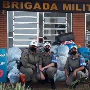 Agasalhos e alimentos foram arrecadados no drive-thru da Brigada Militar