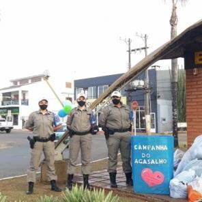 Agasalhos e alimentos foram arrecadados no drive-thru da Brigada Militar