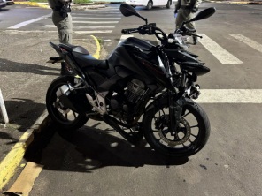 TRÂNSITO> Acidente Grave em Cruz Alta Envolve Motociclista e Carro no Centro