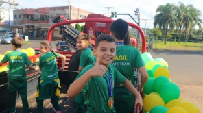 MUNDIAL DE KARATÊ> Atletas e professor foram homenageados pelas conquistas