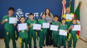 MUNDIAL DE KARATÊ> Atletas e professor foram homenageados pelas conquistas