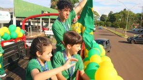 MUNDIAL DE KARATÊ> Atletas e professor foram homenageados pelas conquistas