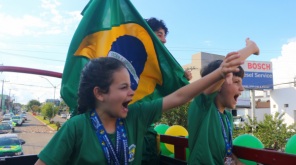 MUNDIAL DE KARATÊ> Atletas e professor foram homenageados pelas conquistas