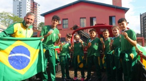 MUNDIAL DE KARATÊ> Atletas e professor foram homenageados pelas conquistas