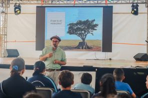 Oficina Prosa Musicada encanta público no segundo dia da Feira do Livro