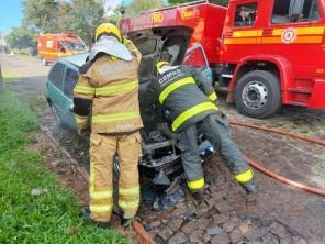 Carro incendeia na tarde desta segunda-feira em Cruz Alta