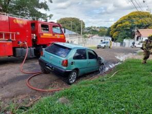Carro incendeia na tarde desta segunda-feira em Cruz Alta