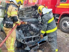 Carro incendeia na tarde desta segunda-feira em Cruz Alta