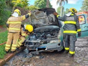 Carro incendeia na tarde desta segunda-feira em Cruz Alta