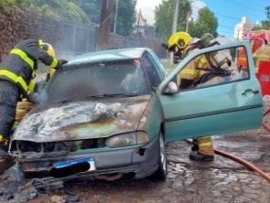 Carro incendeia na tarde desta segunda-feira em Cruz Alta