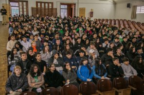 NO ANNES DIAS> Centro Maria Mulher leva ação educativa a 300 estudantes