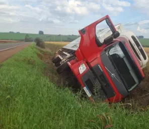 MAIS UM ACIDENTE> Caminhão tomba na RSC-377 entre Cruz Alta e Ibirubá