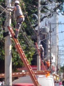 Mutirão organiza fios excedentes nos postes da Pinheiro Machado