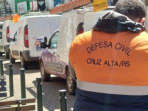 Mutirão organiza fios excedentes nos postes da Pinheiro Machado