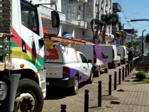 Mutirão organiza fios excedentes nos postes da Pinheiro Machado