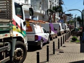 Mutirão organiza fios excedentes nos postes da Pinheiro Machado