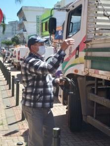 Mutirão organiza fios excedentes nos postes da Pinheiro Machado