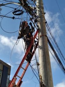 Mutirão organiza fios excedentes nos postes da Pinheiro Machado