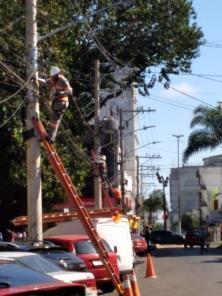 Mutirão organiza fios excedentes nos postes da Pinheiro Machado