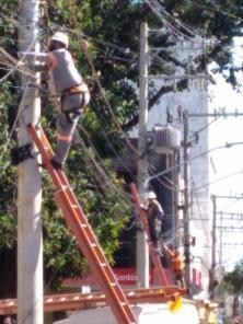 Mutirão organiza fios excedentes nos postes da Pinheiro Machado