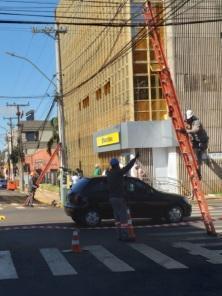 Mutirão organiza fios excedentes nos postes da Pinheiro Machado