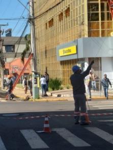 Mutirão organiza fios excedentes nos postes da Pinheiro Machado