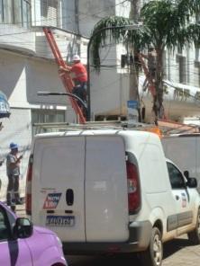 Mutirão organiza fios excedentes nos postes da Pinheiro Machado