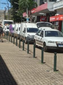 Mutirão organiza fios excedentes nos postes da Pinheiro Machado