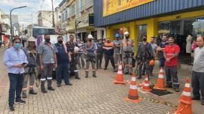 Mutirão organiza fios excedentes nos postes da Pinheiro Machado