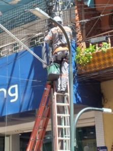 Mutirão organiza fios excedentes nos postes da Pinheiro Machado