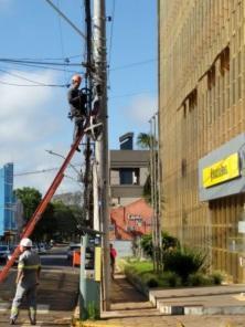 Mutirão organiza fios excedentes nos postes da Pinheiro Machado