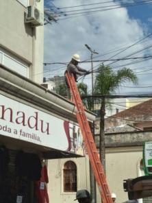 Mutirão organiza fios excedentes nos postes da Pinheiro Machado