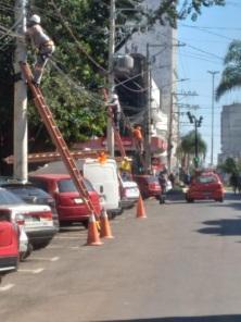 Mutirão organiza fios excedentes nos postes da Pinheiro Machado