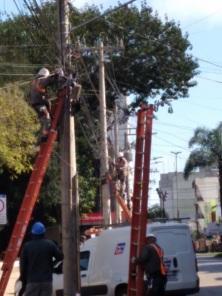 Mutirão organiza fios excedentes nos postes da Pinheiro Machado