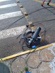 Mutirão organiza fios excedentes nos postes da Pinheiro Machado