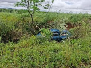 Veículo sai da pista após estouro de pneu em Boa Vista do Cadeado