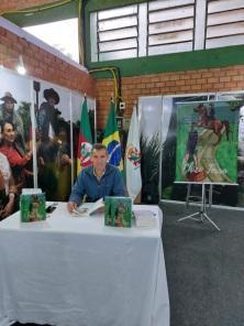 Livro Chico Terra, do autor José Roberto de Oliveira, foi lançado na Fenatrigo