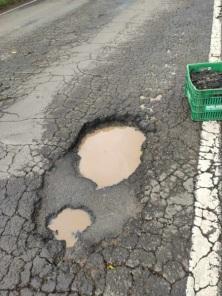Policial Rodoviário Estadual é flagrado tapando buraco na RSC-377 em Cruz Alta