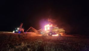 SANTA BÁRBARA DO SUL> Colheitadeira é consumida pelo fogo na noite da quarta