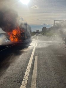 Carreta é destruída por incêndio na BR-285, em Passo Fundo