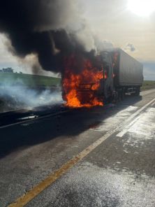 Carreta é destruída por incêndio na BR-285, em Passo Fundo