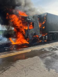 Carreta é destruída por incêndio na BR-285, em Passo Fundo