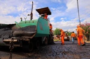 Bairros Prefeito Vila Nova e Central recebem obras de pavimentação asfáltica